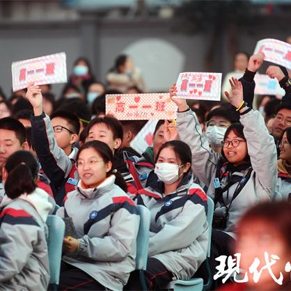 2025新澳门正版免费挂牌灯牌同2025澳门挂牌正版挂牌，抵制不实的蛊惑，巩固解答、解释与落实​。